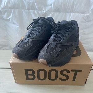 Utility black yeezy 700